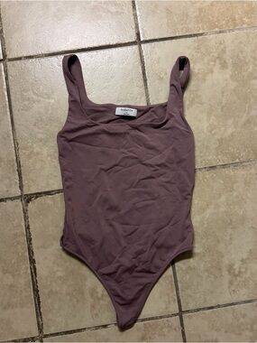 Babaton Lilac Scoop Neck Bodysuit S | Aritzia Mauve Tank One-Piece